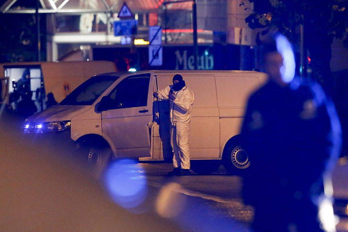 Zwei der Inhaftierten stehen unter dringendem Terrorverdacht: Sie sollen den nach wie vor Flüchtligen Salah Abdeslam nach den Anschlägen von Paris abgeholt und mit ihm nach Brüssel gefahren sein. Fünf weitere Personen wurden wieder freigelassen.
