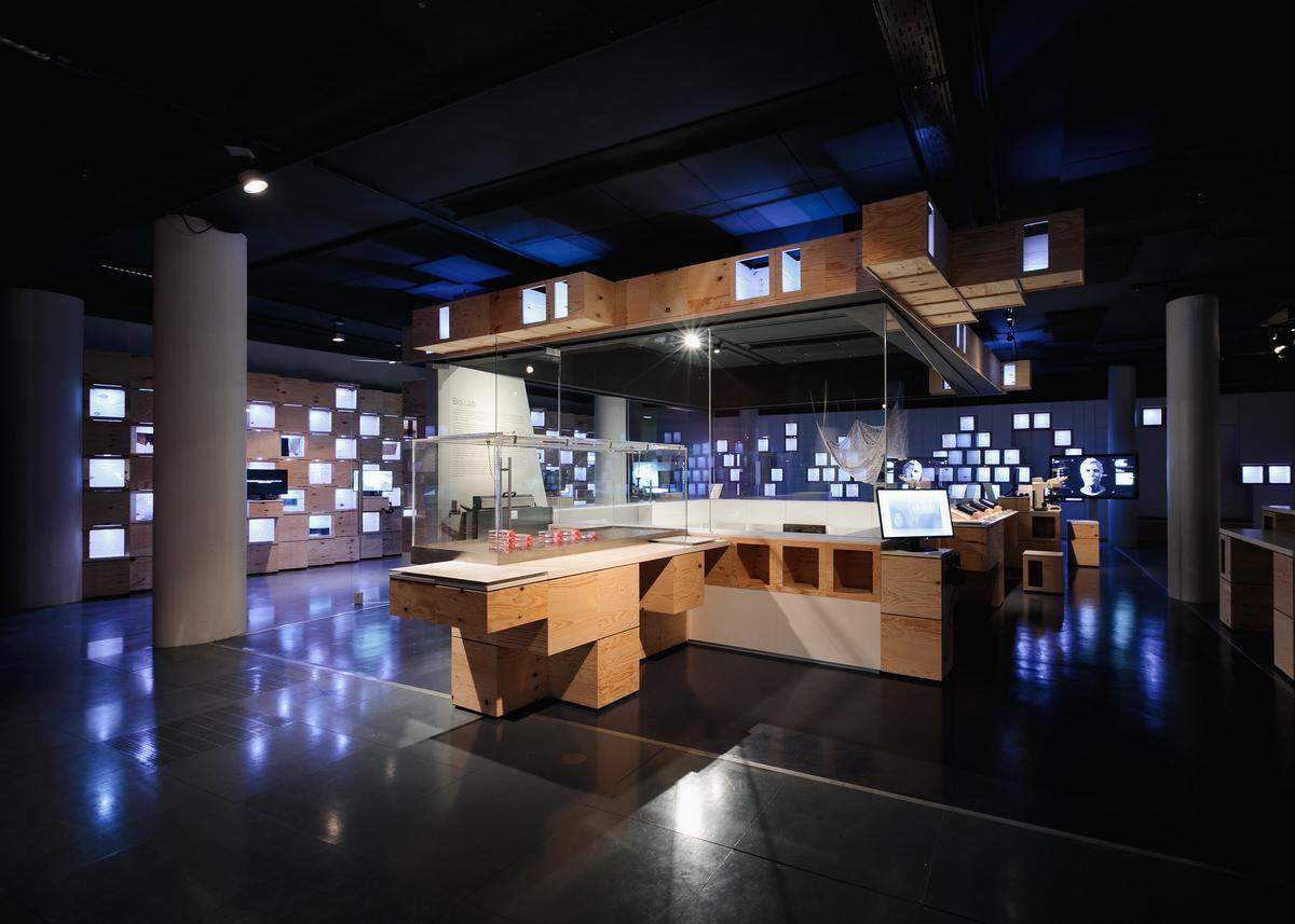 Der Büromöbelhersteller Bene gestaltete anlässlich der Neueröffnung eine Installation im Inneren des Museums aus mehr als 500 Pixel-Boxen.