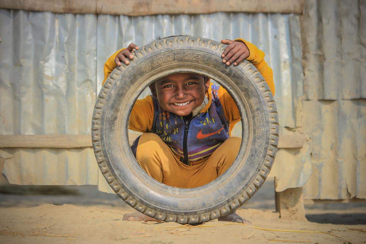 Auch das Foto von @sujonadhikary aus Bangladesch zeigt, dass es zum Glücklichsein nicht viel braucht. "Der Junge auf diesem Bild stammt aus einer armen Familie. Ich habe ihn nicht gebeten zu lächeln, er spielte verstecken hinter diesem Reifen, den ihm sein Vater von der Arbeit mit nach Hause gebracht hatte. Er lachte die ganze Zeit."