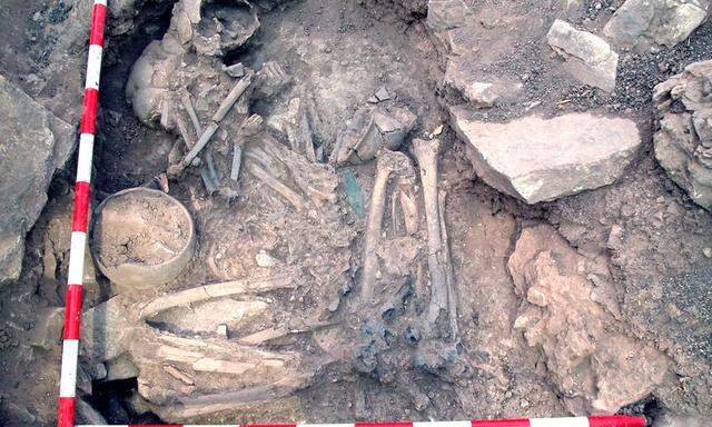 Ein Mann und eine Frau, Seite an Seite bestattet in einer bronzezeitlichen Stätte in Castillejo de Bonete in Spanien, hatten unterschiedliche genetische Abstammung 