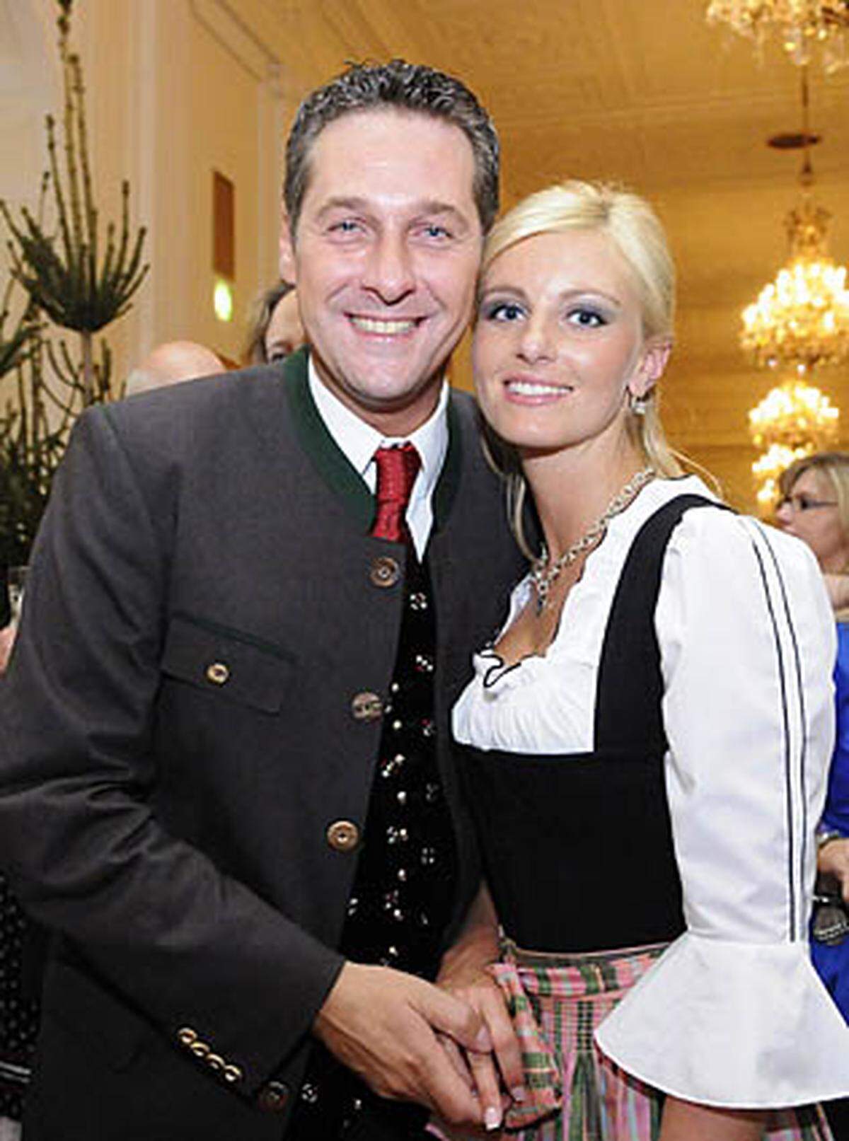 Auch Traditionsgast FPÖ-Chef Heinz-Christian Strache (im Bild mit Freundin Andrea Eigner) ließ sich dieses Jahr wieder blicken.
