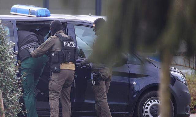Einer von zwölf Verdächtigen wird in Karlsruhe dem Haftrichter vorgeführt.
