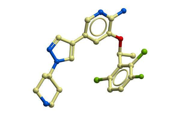 Dieses Molekül blockiert ein Enzym, das für Krebszellen lebenswichtig ist. Es hat die gleiche Summenformel (C21H22Cl2FN5O) und auch Struktur wie das bereits eingesetzte Krebsmedikament Crizotinib. Aber es ist die andere Form von zwei zueinander spiegelbildlichen Formen (Enantiomeren) dieses Moleküls.