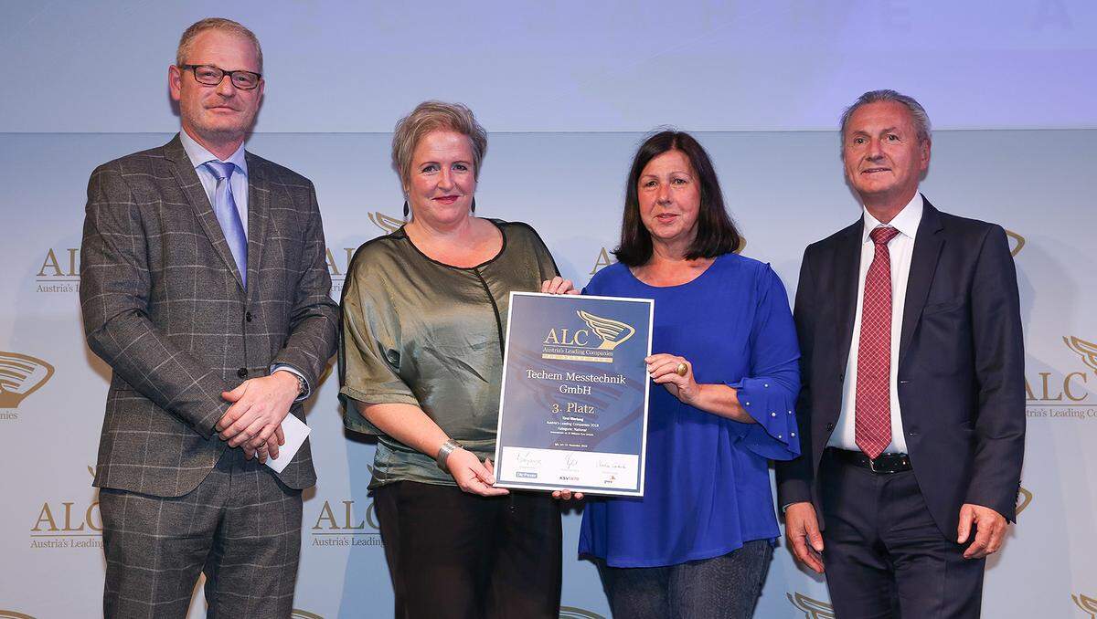 Auszeichnung 3. Platz Kategorie National Großbetriebe für die Techem Messtechnik GmbH (v. li.): TÜV Austria-Repräsentant Johannes Egger, die Techem-Prokuristinnen Regina Wibmer und Barbara Jäger sowie IV Tirol-Geschäftsführer Eugen Stark.