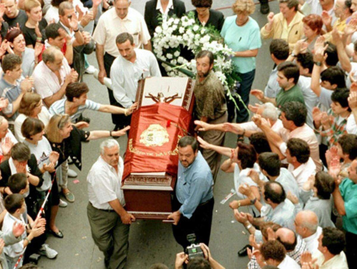 In ganz Spanien kam es zu Protesten, als die ETA 1997 den PP-Stadtrat der baskischen Stadt Ermua, Miguel Ángel Blanco, entführte. Sie forderte die Rückführung sämtlicher Inhaftierten der Organisation ins Baskenland innerhalb von 48 Stunden, anderenfalls würde Ángel hingerichtet werden. Die Demonstrationen nützten nichts, Ángel starb zwei Tage später durch die Hand seiner Entführer.