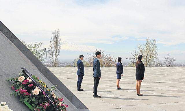 Im Hintergrund des Denkmalkomplexes in Jerewan liegt der Sehnsuchtsort der Armenier: der Berg Ararat.