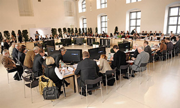 Eine Woche zuvor sollte der Protest in Verhandlungen umgeleitet werden, was allerdings gründlich schiefging. Minister Hahn veranstaltete eine Mammutkonferenz, auf der jeder Teilnehmer nur wenige Minuten Sprechzeit hatte.