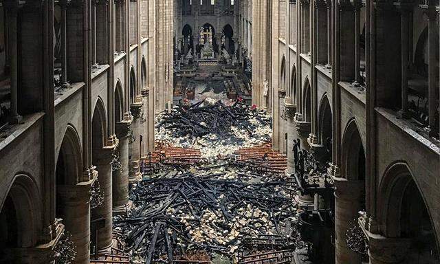 Spuren der Zerstörung in Notre-Dame. Vor dem Wiederaufbau müssen die Restauratoren zunächst das Bestehende absichern.