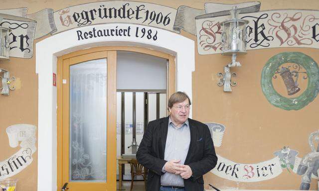 Herbert Zotti vor der alten Fassade des Bockkellers in Ottakring, in dem heute das Wiener Volksliedwerk untergebracht ist.