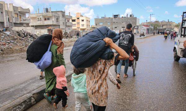 Menschen fliehen aus den östlichen Teilen von Rafah, nachdem das israelische Militär zur Evakuierung der Stadt im südlichen Gazastreifen aufgerufen hat. Zehntausende sollen die Stadt verlassen.