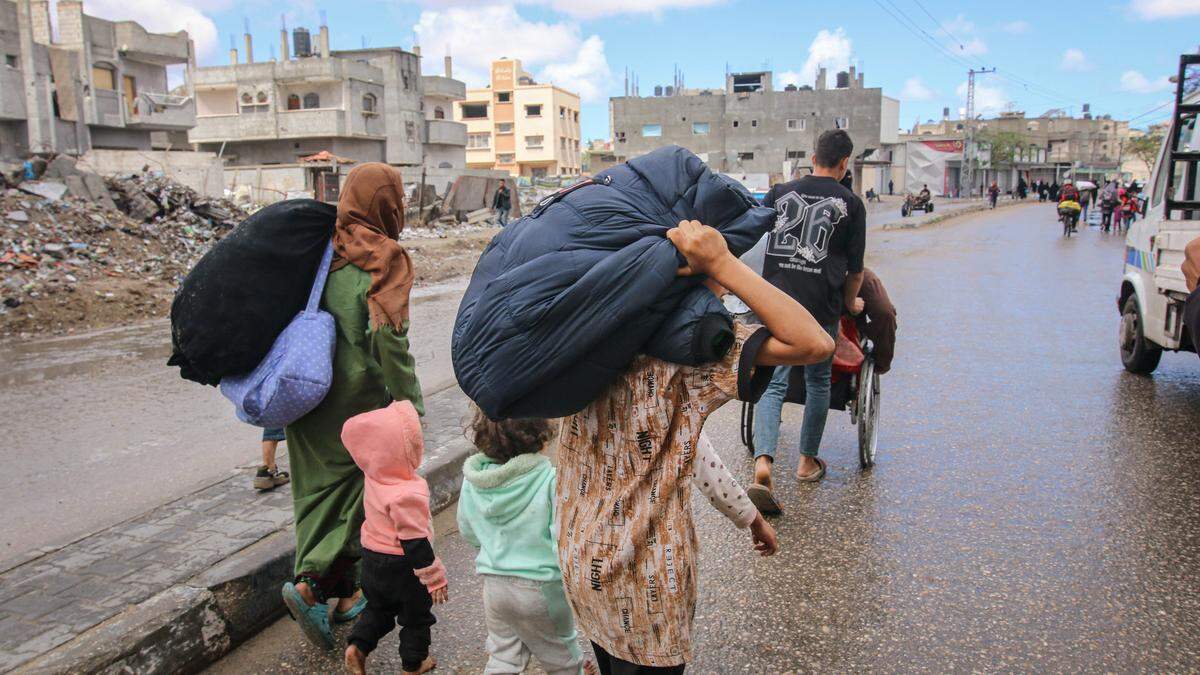 Menschen fliehen aus den östlichen Teilen von Rafah, nachdem das israelische Militär zur Evakuierung der Stadt im südlichen Gazastreifen aufgerufen hat. Zehntausende sollen die Stadt verlassen.