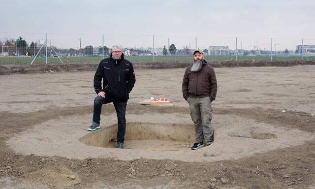 Die Archäologen Martin Penz (l.) und Johannes Groiß auf den Spuren der Kelten in der Donaustadt.