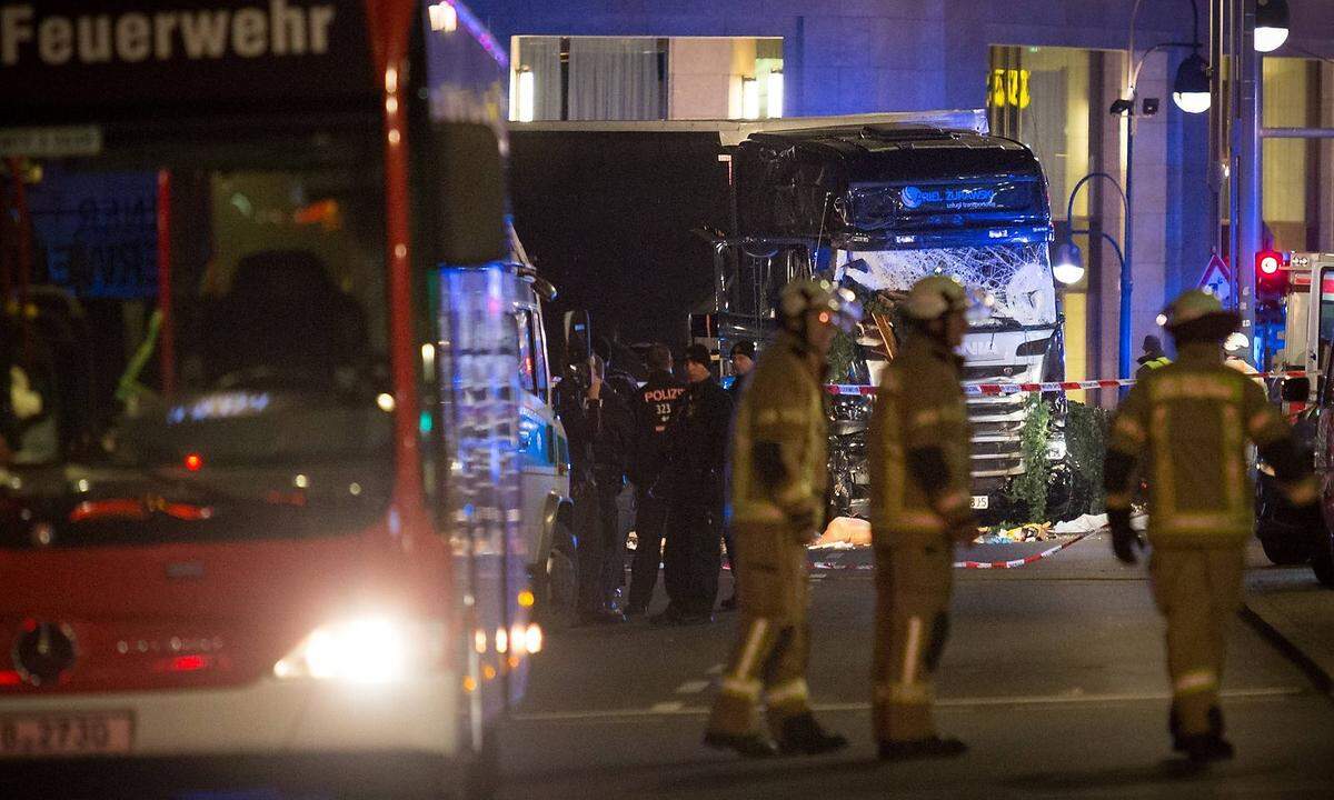 Am 19. Dezember 2016 verübte der Tunesier Anis Amri einen Anschlag auf den Weihnachtsmarkt an der Berliner Gedächtniskirche. Amri steuerte einen Lastwagen in die Besucher des Marktes. Bei dem Anschlag, zu dem sich der IS bekannte, wurden zwölf Menschen getötet und mehr als 40 weitere verletzt. Am 23. Dezember wurde Amri in Sesto San Giovanni im Großraum Mailand bei einer Polizeikontrolle erschossen.