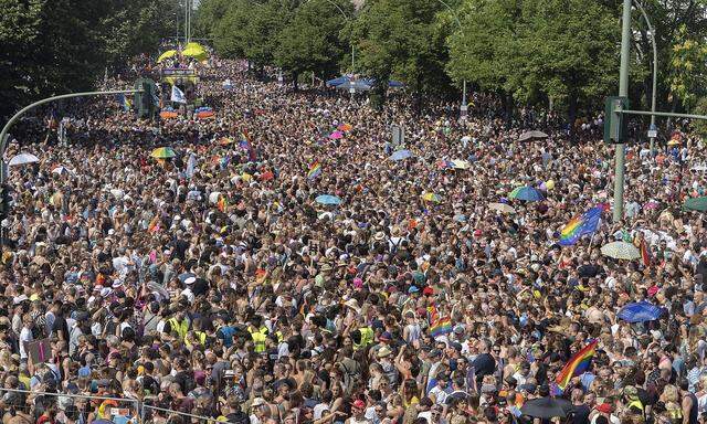 Eine große Menschenmenge schob sich in Berlin anlässlich des Christopher Street Days durch die Stadt.