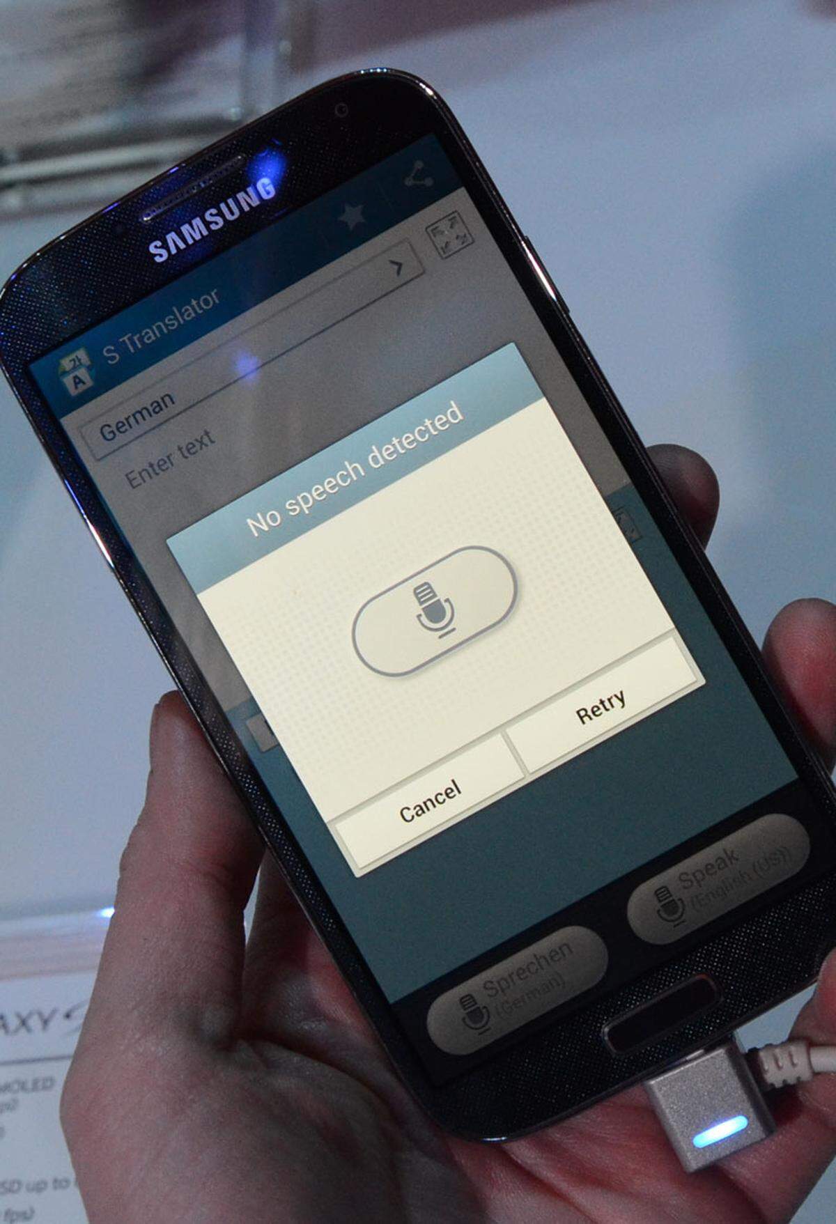 Von den vielen Apps, mit denen Samsung Android garniert, ist der "S Translator" bestimmt die praktischste. Sie sorgt dafür, dass fremdsprachige Texte übersetzt werden und zwar sowohl bei gesprochenem, als auch bei geschriebenen Texten. In lauten Umgebungen muss das Mikrofon sehr nahe vor den Mund gehalten werden - oder man tippt den Text einfach ein.
