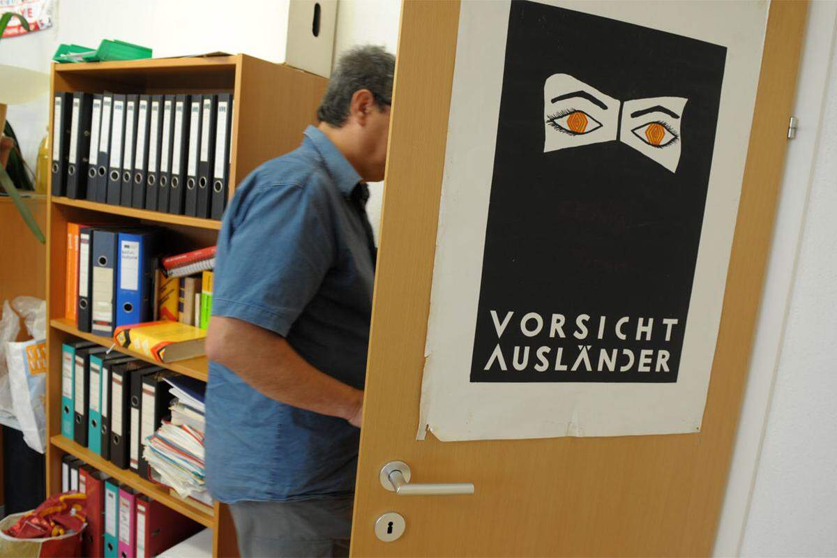 Statt über Quoten kommen Bürger aus Nicht-EU-Staaten nun über die Erfüllung von fachlichen Kriterien nach Österreich. Die notwendigen Punkte für den Erhalt einer "Rot-Weiß-Rot-Card" erringt man etwa über Deutschkenntnisse und einschlägige Fachausbildung.