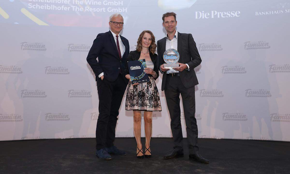 Das beste Familienunternehmen vom Burgenland: Scheiblhofer The Wine GmbH aus Andau (v.l): KSV1870-CEO Ricardo-Jose Vybiral mit Winzerpaar Bettina und Erich Scheiblhofer.