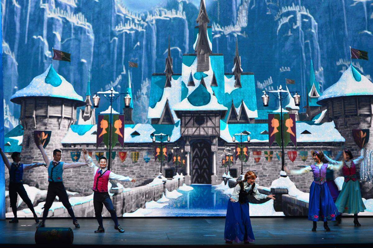 Laut Disney es das bisher größte Schloss in den weltweit sechs Parks. Neben sechs Themenwelten soll der Park in Shanghai auch mit seinem großen Theater Gäste locken, in dem das Musical "König der Löwen" erstmals auf Chinesisch gesungen wird.
