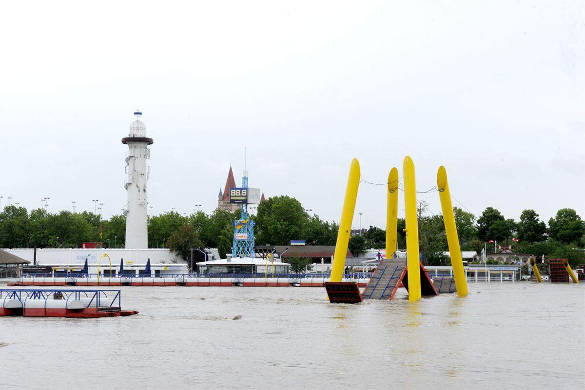 Die "Sunken City" auf der Donauinsel ist nun wirklich einige Zentimeter unter Wasser - die Neue Donau wurde geflutet.