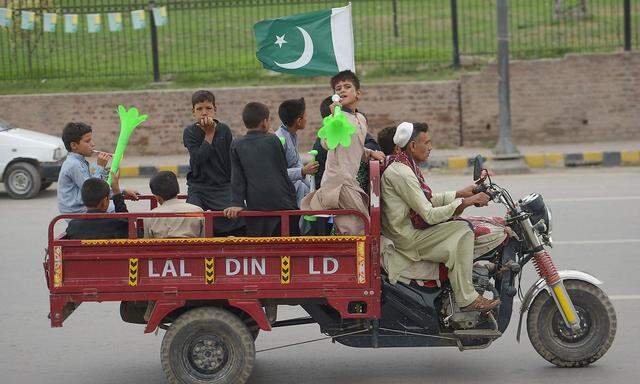 In Pakistan feiert man den Unabhängigkeitstag und nützt die Feiern für Drohgebärden in Richtung Indien.