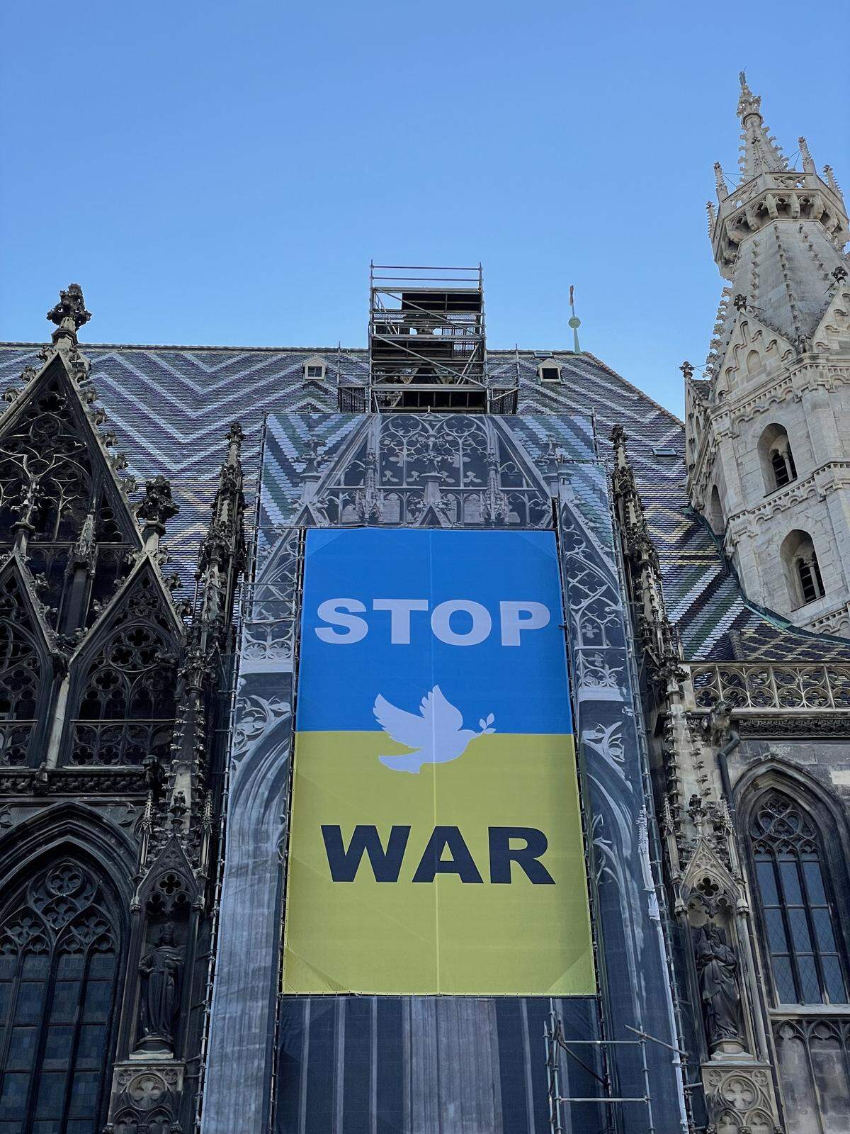 "Stop War" auch auf der Nordseite des Stephansdoms.