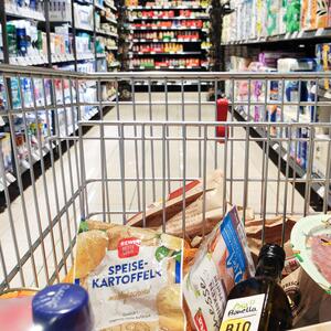 Knapp die Hälfte der Befragten geht zurzeit weniger einkaufen bzw. kauft weniger Produkte ein.