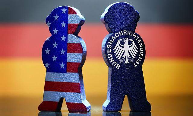 Figur mit Zeichen des BND und mit US-Nationalfarben vor deutscher Fahne 
