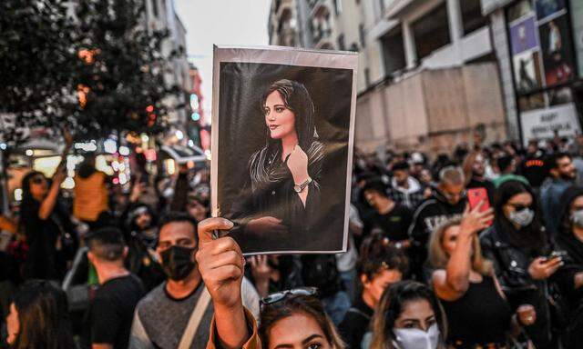 Vor mehr als einem Jahr hatte der Tod der jungen Kurdin Jina Mahsa Amini, die gegen die Kopftuchpflicht aufgetreten war, schwere Proteste im Iran ausgelöst. 