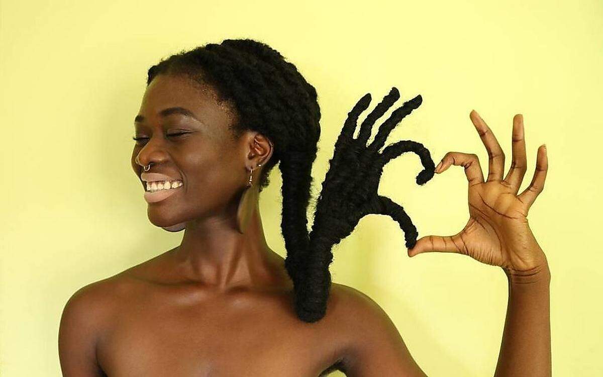 "Und mit der Rückkehr von natürlichem Haar in die Black community sind Frisuren ein Schönheits-Asset geworden, ein Mittel zur Selbstbestätigung und ein Anspruch auf die Schönheit dessen. Diese Frisuren als Ausdrucksmittel sind deswegen kraftvoll, weil sie alle schwarzen Frauen ansprechen, die lange Zeit in dem Glauben lebten, ihre Haare seien nicht cool genug", erklärte Ky auf "A Plus".