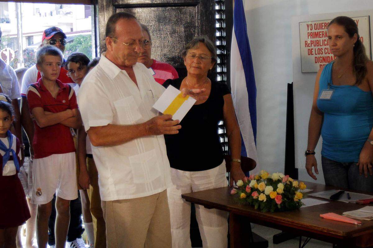 Am Sonntag lieferte außerdem ein Bote einen Stimmzettel von Castro für die Kommunalwahlen in einem Wahllokal in Havanna ab.
