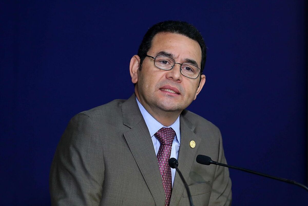 Es ist oft der Verdruss über die politischen Eliten, der prominenten Quereinsteigern und lautstarken Kritikern Aufwind verleiht, so auch in Guatemala. Dort hat im Vorjahr der TV-Komiker Jimmy Morales (Bild) von der nationalistischen Partei FCN die Stichwahl um das Präsidentenamt mit 69 Prozent der Stimmen gewonnen. Die Wahl stand unter dem Eindruck des Rücktritts und der anschließenden Festnahme des bisherigen Staatschefs Otto Perez wegen Korruptionsverdachts.