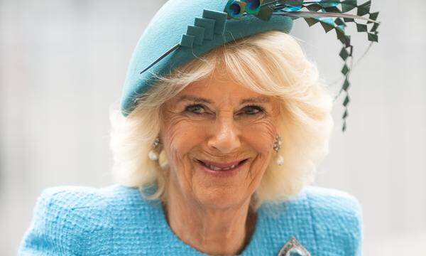 Königin Camilla freut sich über ihre Barbie