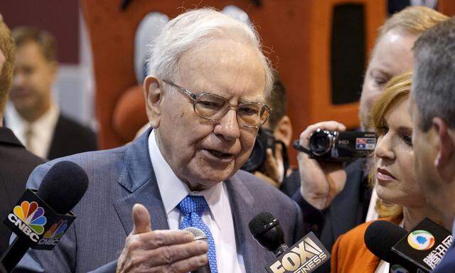 Der US-Staranleger Warren Buffett hat mit seiner Investmentgesellschaft Berkshire Hathaway im ersten Quartal mehr verdient als vor einem Jahr.