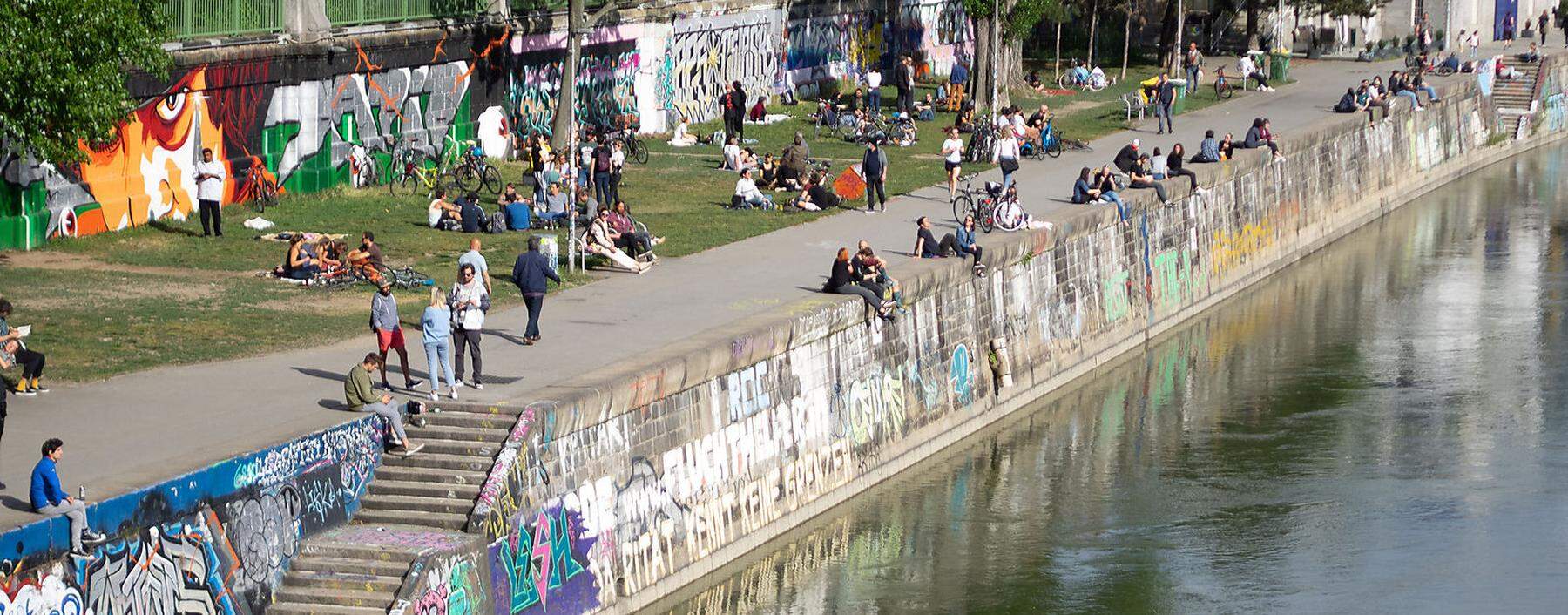 Zuletzt wurde das gesellige Getümmel - nicht nur wie hier am Wiener Donaukanal - immer dichter. (Aufnahme vom  7. Mai)