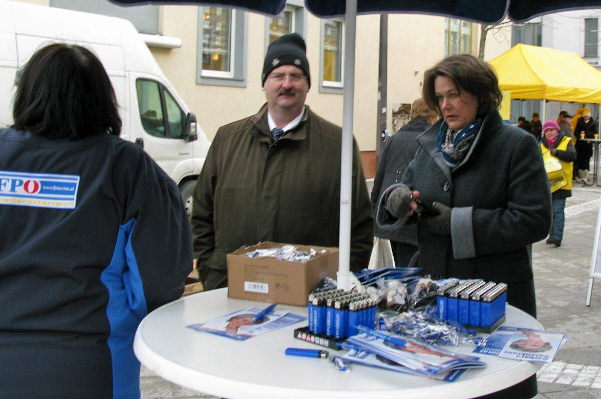 Der Bauernmarkt in Amstetten gleicht an diesem Vormittag einem Parteien-Bazar: Auf dem Hauptplatz tummeln sich zehn Tage vor der Niederösterreich-Wahl mehr Politik-Funktionäre als Händler. Mittendrin: Barbara Rosenkranz. Ein Wahlkampftag mit Niederösterreichs FPÖ-Spitzenkandidatin.