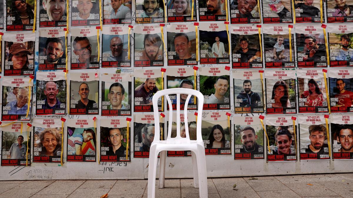 Ein leerer Sessel vor den Fotos der Geiseln in Tel Aviv. Die Angehörigen machen weiter Druck für eine rasche Verhandlungslösung     
