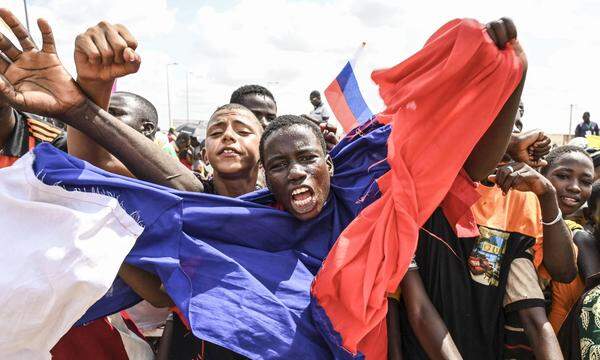 Vor der französischen Botschaft in der Hauptstadt Niamey in Niger machen Demonstranten mit russischen Fahnen ihrem Unmut gegen die frühere Kolonialmacht Luft.