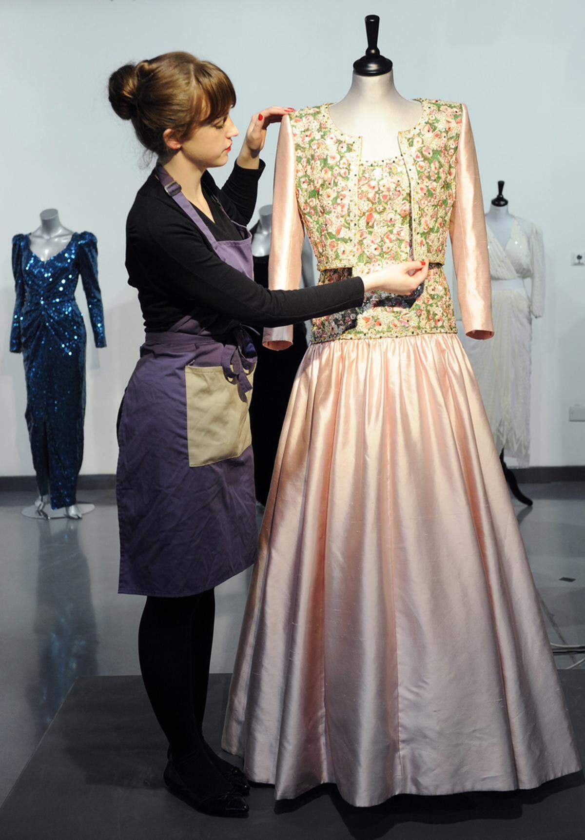 Das bestickte Kleid von Catherine Walker trug Diana 1992 bei einem Staatsbesuch in Indien. 80.000 bis 120.000 Pfund wird es dem Höchstbietenden voraussichtlich kosten.
