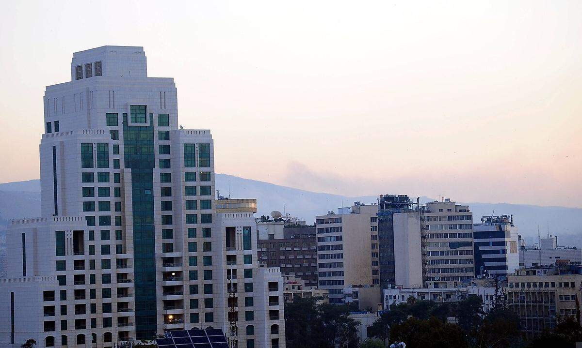 Rauch über der syrischen Hauptstadt Damaskus: Insgesamt sind laut US-Angaben 105 Geschosse abgefeuert worden.