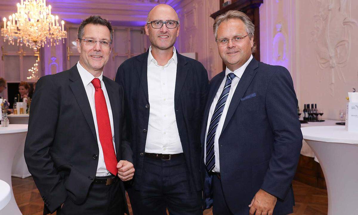 Hans Pleininger (Redaktionsleiter Austria‘s Leading Companies), Thomas Diesenberger (Skoda Markenleiter von Porsche Austria) und Robert Erlinger(Geschäftsführer von Porsche Hallein). (v. l.)