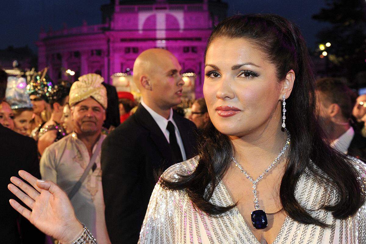 Etwas verhüllter präsentierte sich hingegen Opernsängerin Anna Netrebko am Magenta-Carpet.