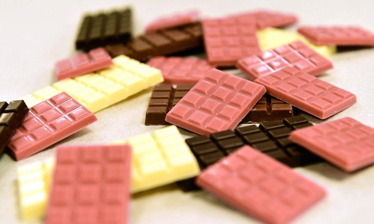 80 Jahren nachdem mit der weißen Schokolade die dritte Sorte (nach Milchschokolade und dunkler Schoko) erfunden wurde, kommt völlig überraschend eine vierte auf den Markt: Vorhang auf für "Ruby", die rosa Schokolade aus dem Hause Barry Callebaut. Barry Callebaut testete das Produkt bisher erfolgreich auf den für den Konzern wichtigen Märkten Großbritannien, USA, China und Japan.