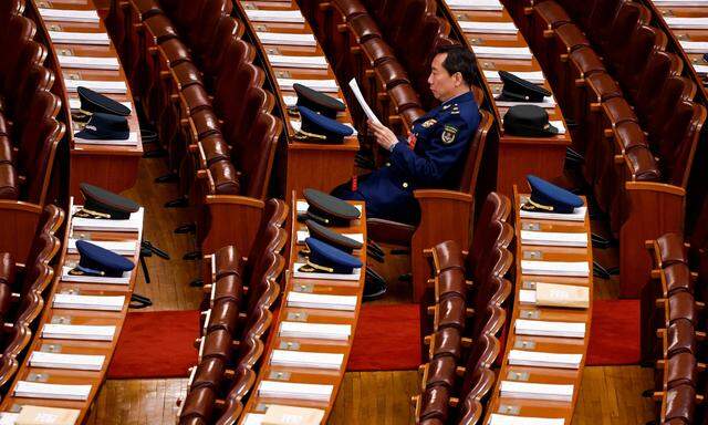 Ein chinesischer Offizier studiert ein Dokument während der Eröffnung des Nationalen Volkskongresses.