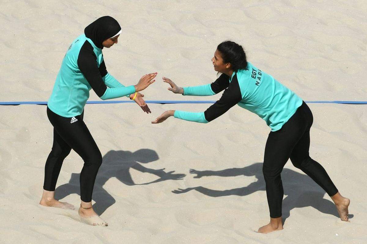 Nada Meawad und Doaa Elghobashy aus Ägypten traten als erste muslimische Frauenmannschaft im Beach-Volleyball an - in schwarz-türkisen Ganzkörper-Anzügen, wobei der von Elghobashy auch über ein integriertes Kopftuch ("Hidschab") verfügt. Eine Funktionärin erklärte: "Bei uns entscheidet jede Spielerin selbst, in welcher Kleidung sie antreten will." Erst 2012 hatte der Weltverband FIVB die Regel abgeschafft, die die knappen Bikinis für Damen verpflichtend vorgeschrieben hatte.