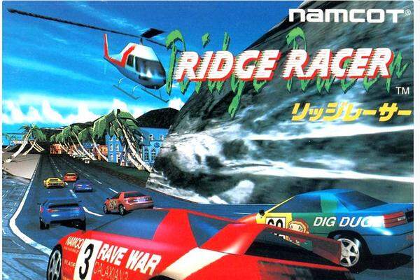Zu Beginn findet Sony nur wenige Unterstützer aus Entwickler-Kreisen. Dafür aber den Arcade-Profi Namcot. Das aus Spielhallen bekannte Ridge Race kommt zwar mit kleinen Macken auf den Markt, aber es hilft dennoch dabei Spieler und Entwickler von Sonys Konsole zu überzeugen.