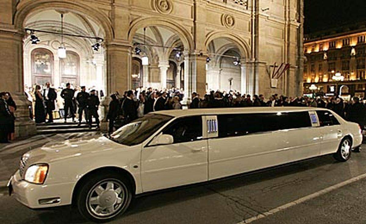 Nicht erst am Ball, bereits bei der Anfahrt zählt das richtige Verhalten: "Wenn ich mit einer Stretch-Limousine vorfahre, ist das natürlich ein Signal für Luxus und Wohlstand", erklärte Elmayer. Wer diesen Eindruck nicht erwecken wolle, sollte besser auf ein Taxi umsteigen.