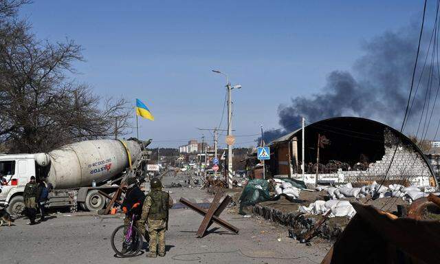 Ukrainische Soldaten in Irpin nördlich von Kiew. Die Stadt wird seit Tagen beschossen. 