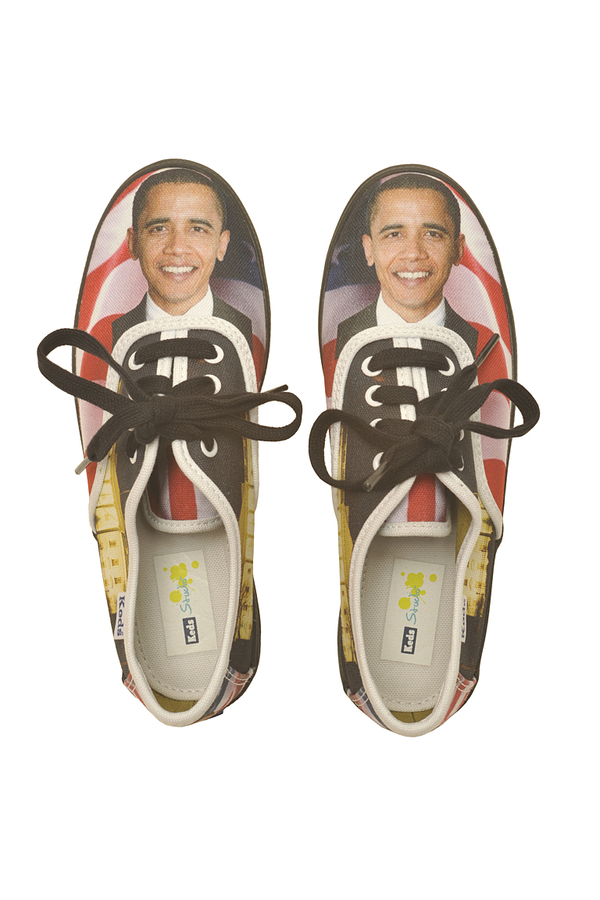 Die Ausstellung versucht sein „Schreckenkabinett“ zu rekonstruieren und zeigt etwa 50 Objekte aus der Originalsammlung.Im Bild: Kinder-Sneakers mit Obama-Portrait Entwurf: Keds, USA, 2009, Produktspende von Zazzle.com.