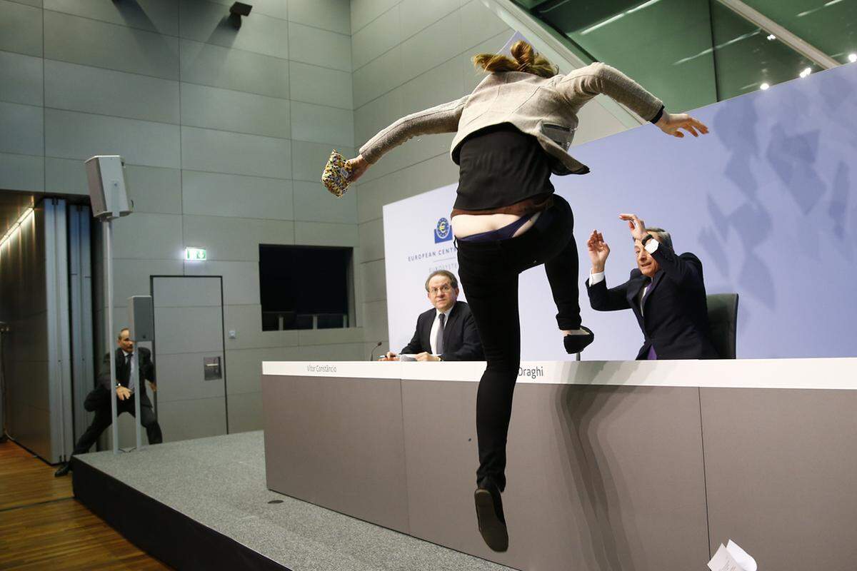 Schock-Moment für EZB-Chef Mario Draghi: Eine Aktivistin der Gruppe Femen springt aufs Podium, gerade als er eine Zinsentscheidung vor Journalisten erläutern will. Sie bewirft Draghi mit Konfetti und ruft auf Englisch "Stoppt die EZB-Diktatur". Personenschützer führen Draghi umgehend aus dem Raum, die Frau wird abgeführt. Nach einer kurzen Unterbrechung setzt der EZB-Chef seine Ausführungen fort.