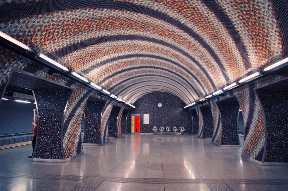 Die Metró Budapest, die 1896 ihren Betrieb aufnahm, gehört zu den ältesten U-Bahnstationen der Welt. Szent Gellért Square auf der U-Bahnlinie 4 wurde erst 2014 eröffnet und wurde von Künstler Tamás Komoróczky gestaltet.